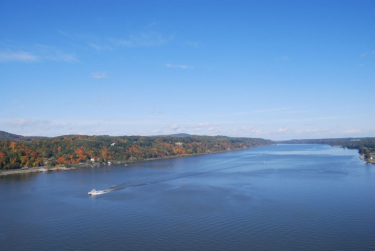 1200px-Bird's-eye_view_of_Hudson_River_from_walkway_5.JPG