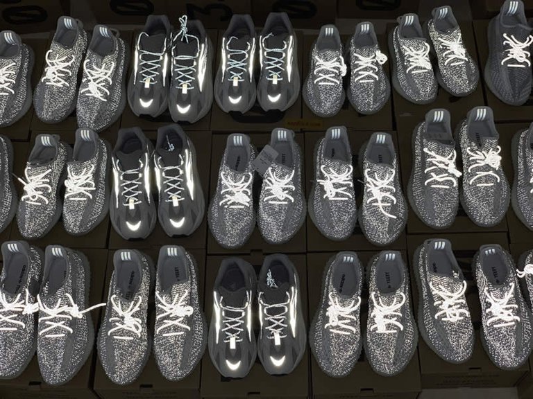 adidas-yeezy-boost-350-v2-static-reflective-3m-and-yeezy-700-static-anpkick-(2).jpg