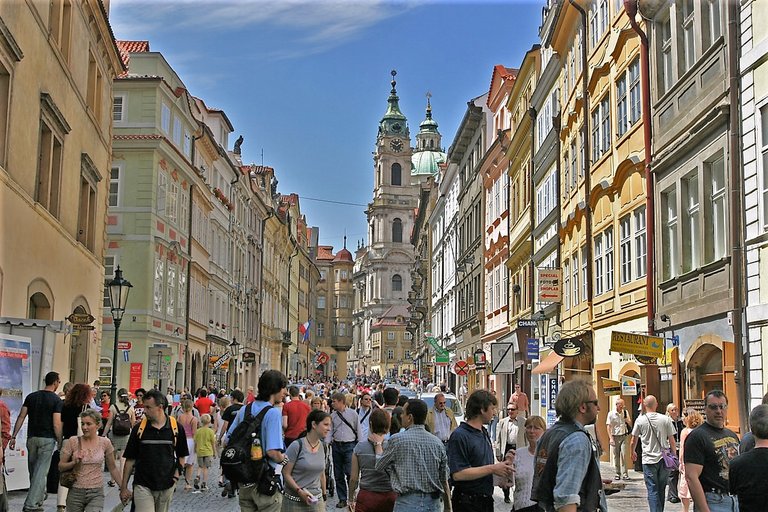 Prague_crowd_Malá_Strana.jpg