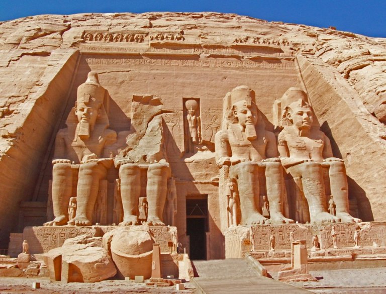 abu-simbel-fachada2.jpg