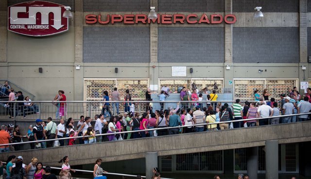 2016 supermercado central madeirense con grandes colas en Venezuela.jpg