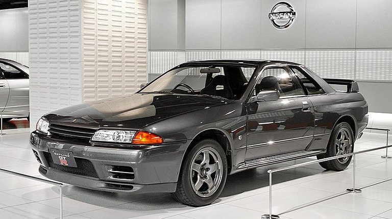 800px-Nissan_Skyline 8va gen 1.jpg