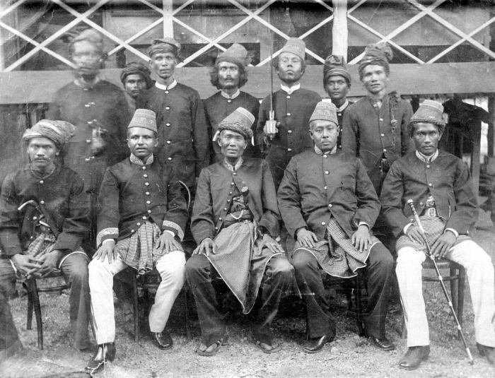 45. COLLECTIE_TROPENMUSEUM_Groepsportret_met_Teuku_Umar_en_gevolg_TMnr_10001809_teuku umar ketika menyerah.jpg