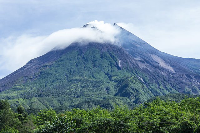 640px-Mount_Merapi_in_2014.jpg