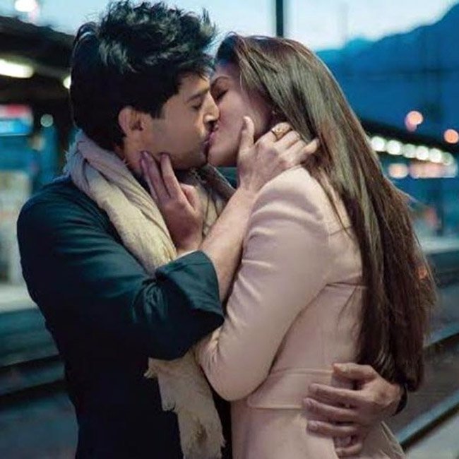 rajeev-khandelwal-and-gauhar-khan-in-hot-still-from-fever-movie-201606-1465795876.jpg