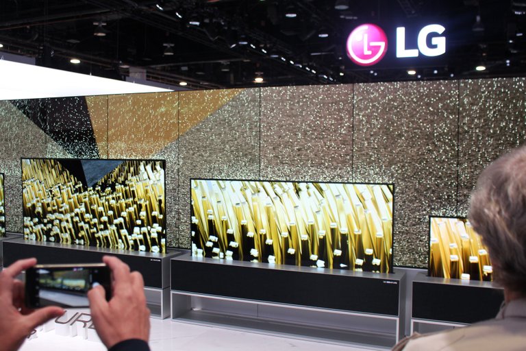 LG Rolling TV UHD.jpg