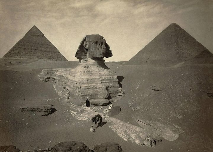 la gran esfinge de giza excavada parcialmente 1860.jpg