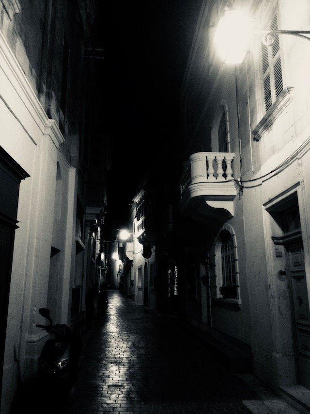 Dark Alley 116KB 640x853.jpg