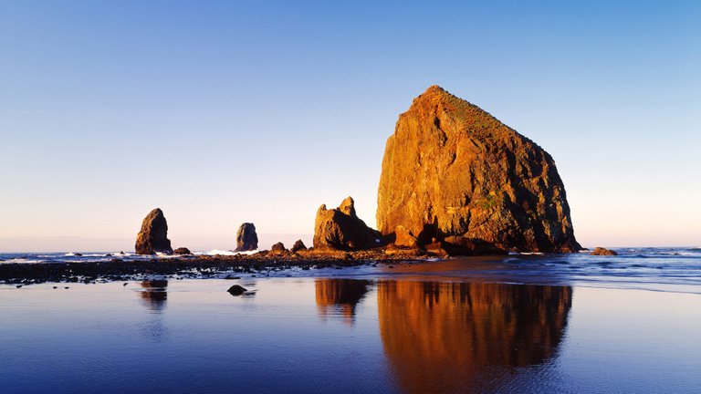 Cannon-Beach-Oregon-USA.jpg