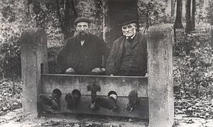 Men_in_Bramhall_stocks_1900.jpg