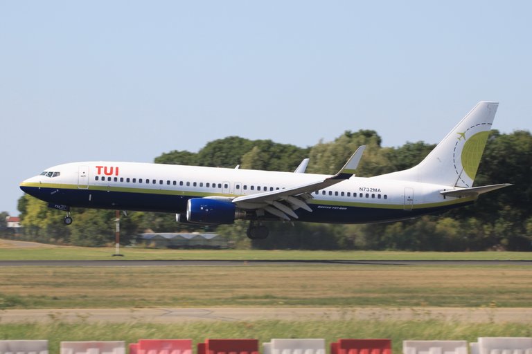 N732MA TUI -B738 WL.JPG