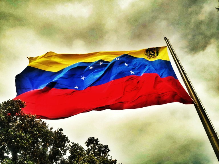 Bandera_de_Venezuela_en_el_Waraira_Repano.jpg