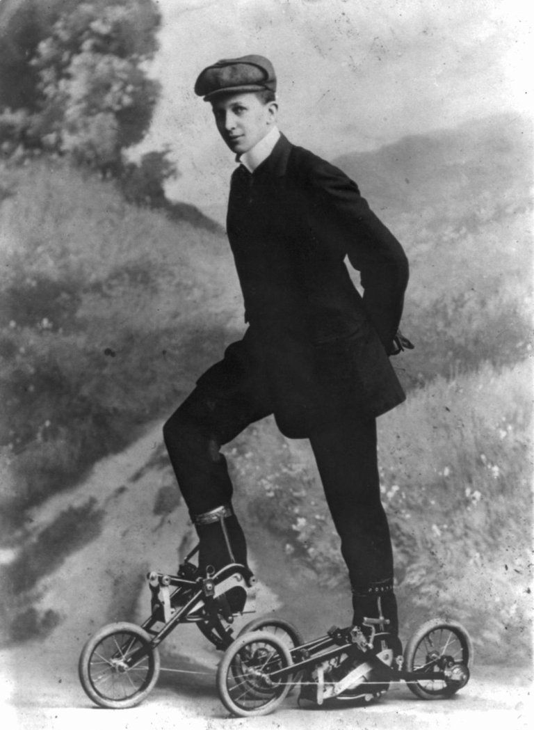 Roller_skates,_1910.jpg