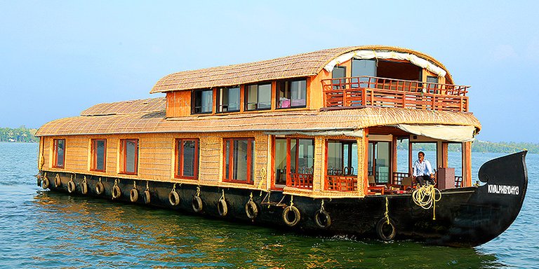 houseboat1.jpg