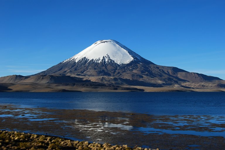 Sopka_Cerro_Parinacota_6342_m.n.m._-_panoramio.jpg