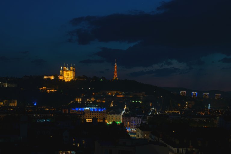 (leger) FOUVIèRE ET LA PETIT TOU EIFFEL DE NUIT 14 JUILLET.jpg