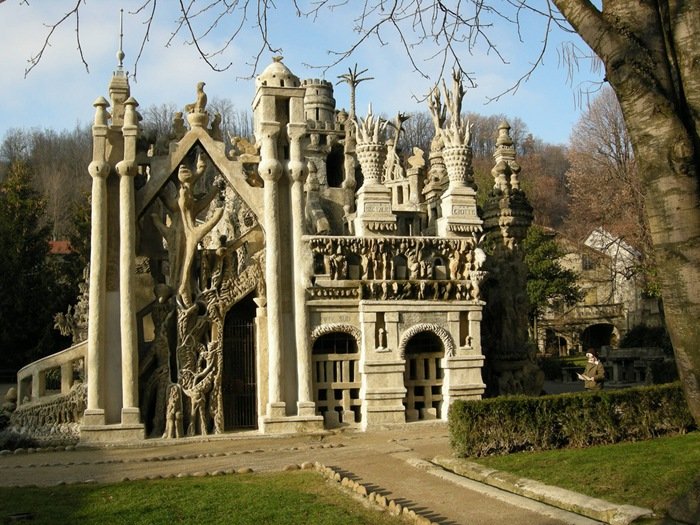 23-33-Worlds-Top-Strangest-Buildings-ideal-palace.jpg