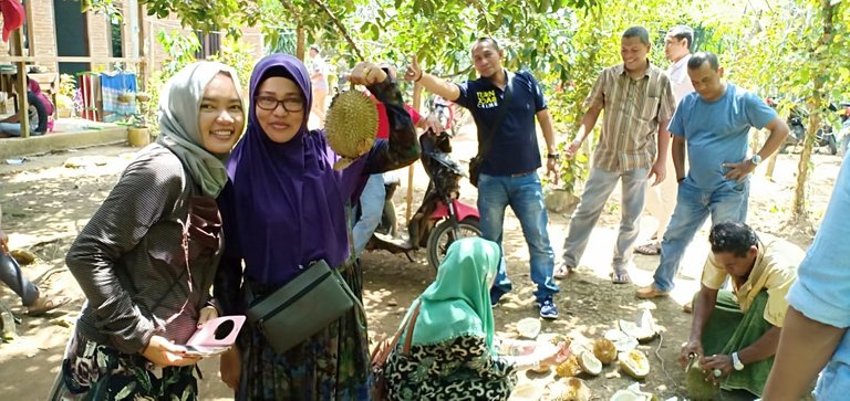 Makan Duren2 - yusak.jpg