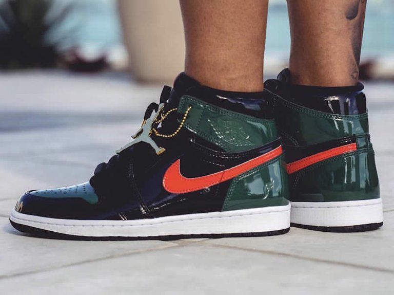 solefly-miami-art-basel-air-jordan-1-green-patent-leather-friends-family-on-feet-av3905-038-(2).jpg