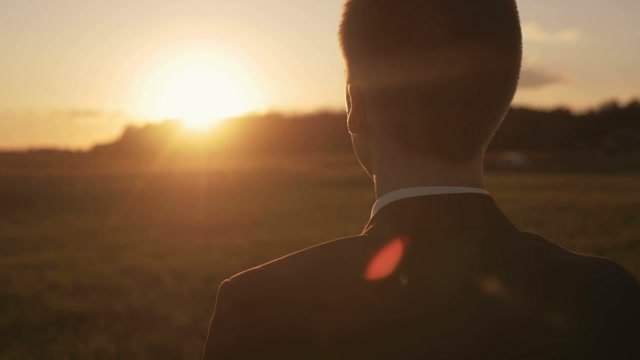 young-man-looking-forward-at-the-sun-during-the-sunrise-businessman-thinking-about-business-planning_bxghxedtg_thumbnail-medium04.jpg