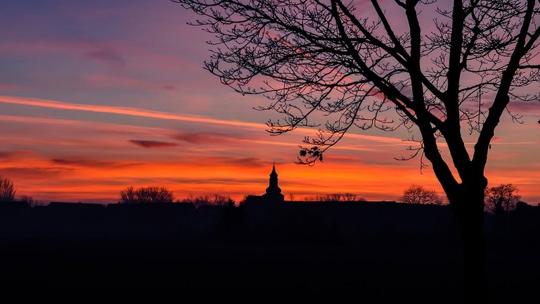 Pueblo e iglesia en anochecer invernal.jpg