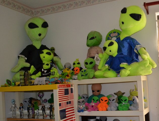 AliensInShack01.jpg