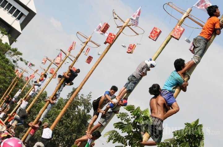 20130910_lomba-panjat-pinang-dukung-pilwakot_3521.jpg