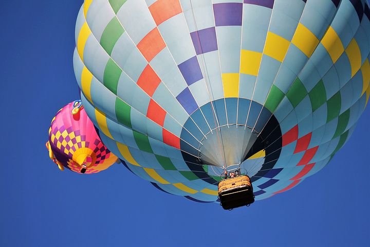 hot-air-balloon-1718342__480.jpg