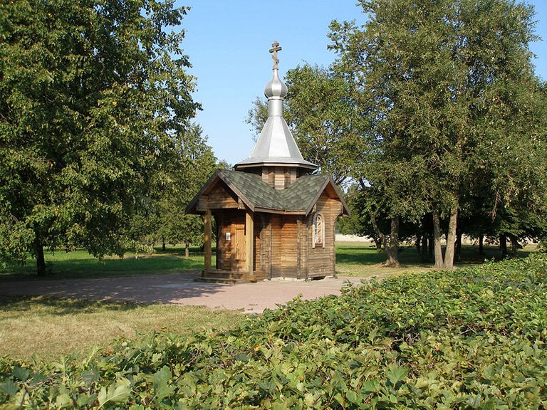 800px-John_the_Baptist_Chapel_near_Piskarevskoye_Memorial_Cemetery.jpg