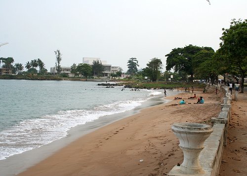 praia da marginal.jpg