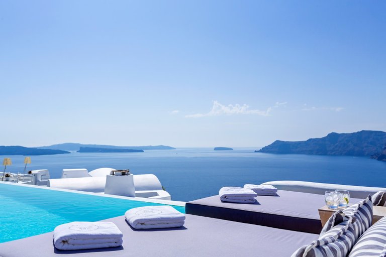 katikies_hotel_santorini_pool_bar_02.jpg