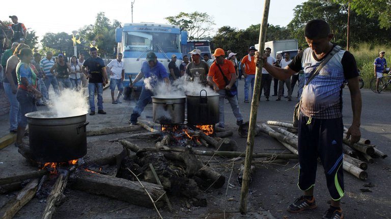 caos-en-venezuela-los-disturbios-por-la-falta-de-dinero-en-efectivo-dejan-tres-muertos.jpg