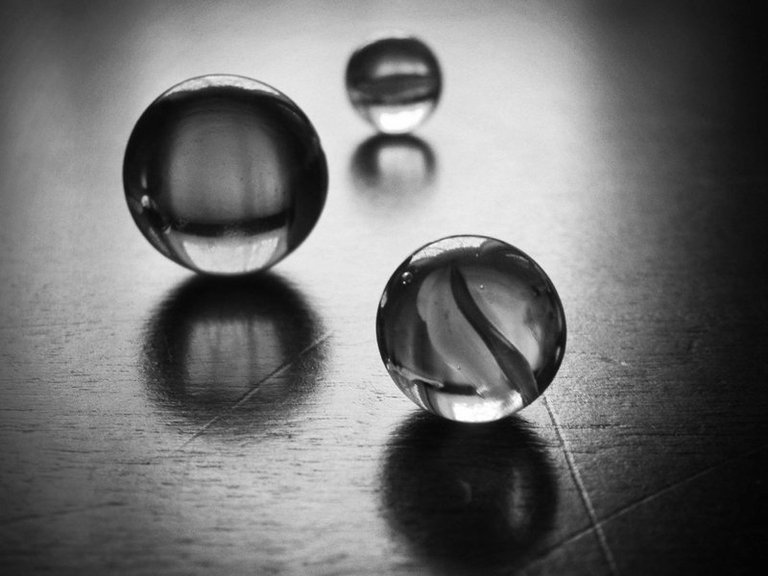 marbles_in_black_and_white_by_lutrina-d5u61m4.jpg