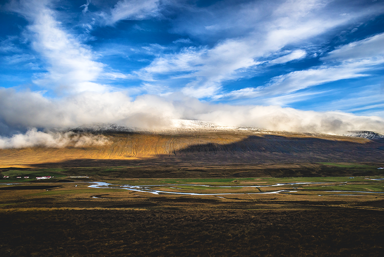 crimsonclad in Iceland: sky, mountains and sunset on the ring road