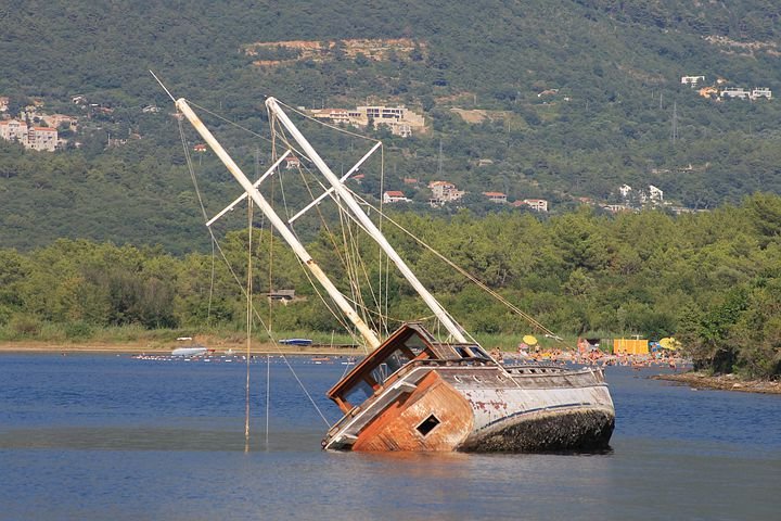 shipwreck-4388637__480.jpg