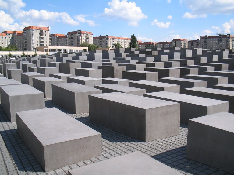 Holocaust-Mahnmal_Berlin_2006.jpg