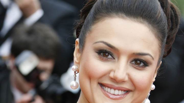 Preity-Zinta-Smiling-Face-Closeup-720x405.jpg