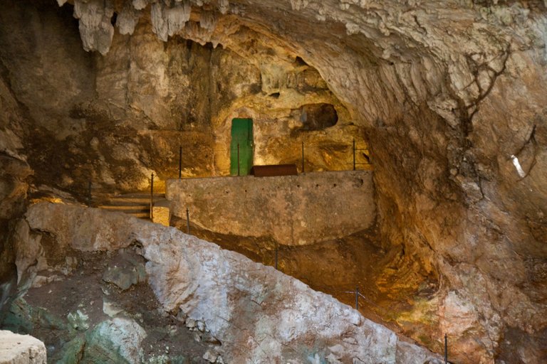 Vestibulo_entrada_Cueva_del_Castillo.jpg