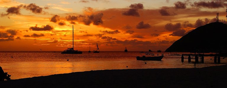 atardecer en los roques.jpg