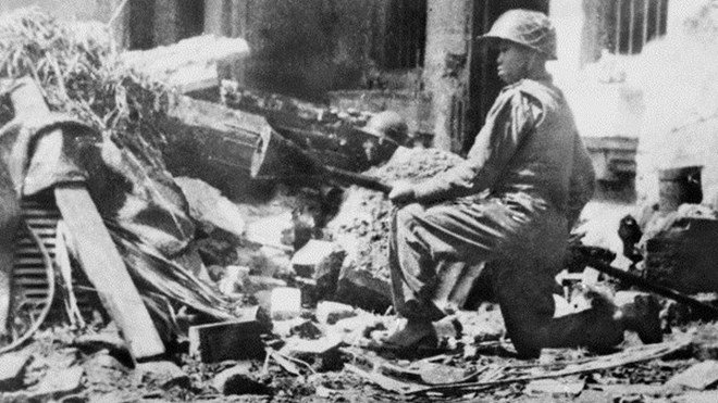 Vietnamese_soldier_holding_the_Lunge_Mine_at_Hàng_Đậu_Street_on_December_1946.jpeg