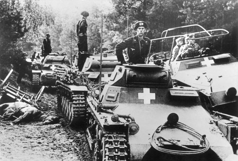 Bundesarchiv_Bild_146-1976-071-36,_Polen,_an_der_Brahe,_deutsche_Panzer.jpg