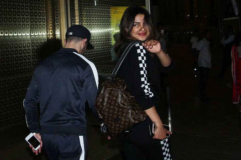 Priyanka-Chopra-Nick-Jonas-Walk-Hand-in-Hand-at-Airport-as-they-Leave-For-London-8.jpg