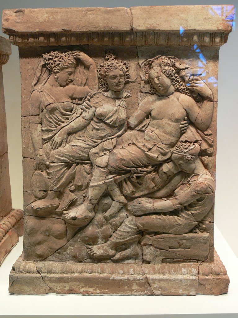 Aphrodite_und_Adonis_-_Altar_2.jpg