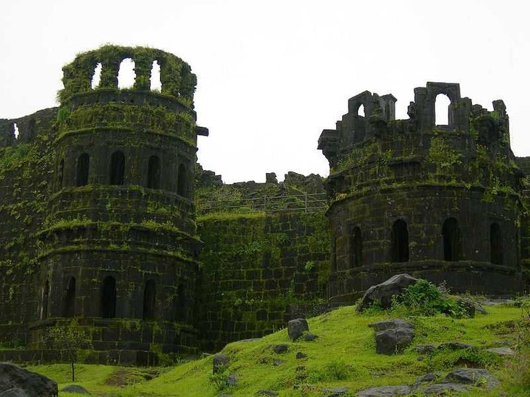 1459062555_800px_raigad_fort_towers.jpg