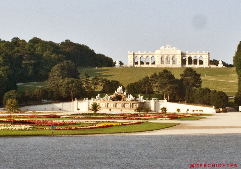 schlosspark-gloriette-neptunbrunnen.jpg