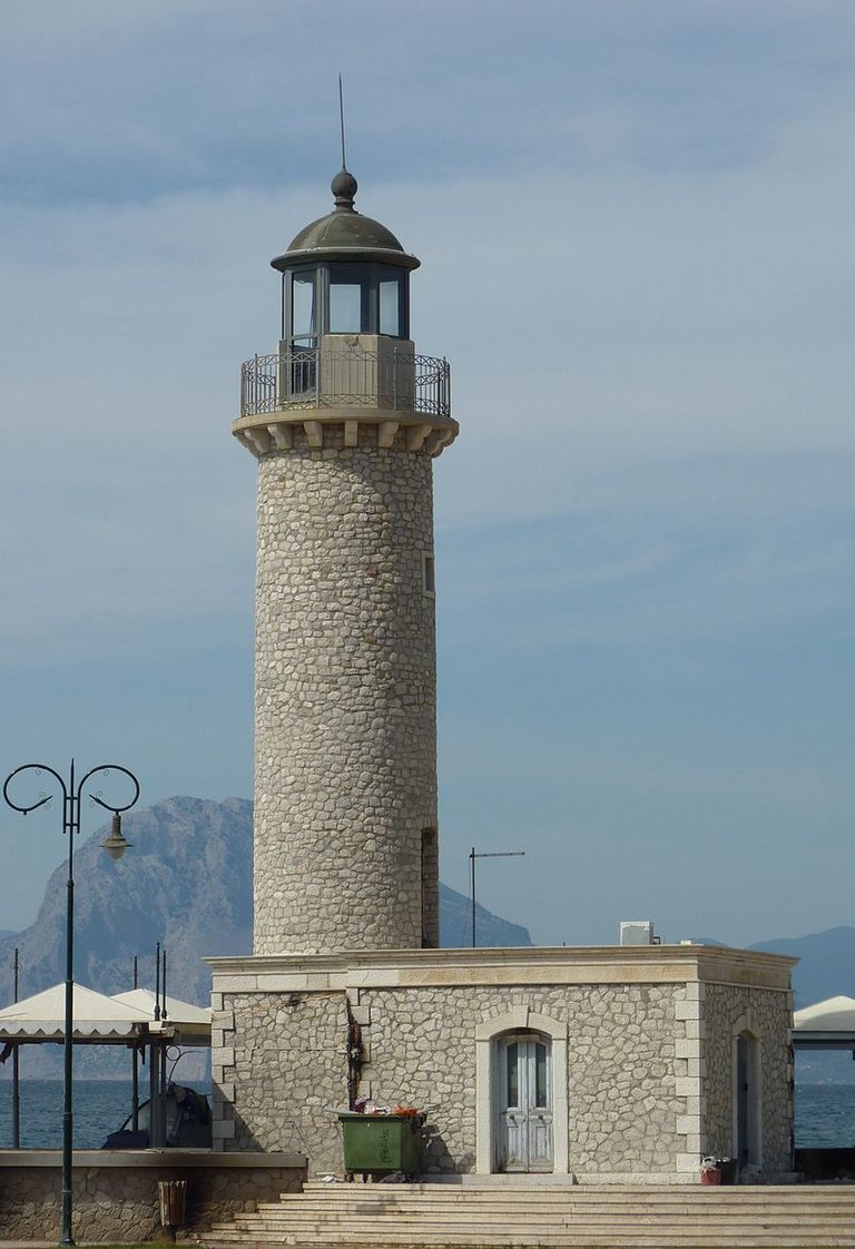 800px-Leuchtturm_Patras_2.jpg