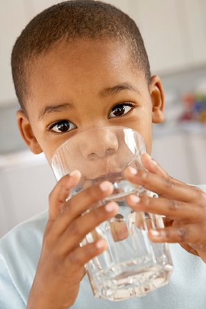 boy-drinking-glass-of-water-273287.jpeg