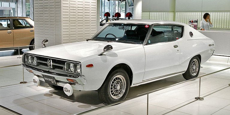 800px-Nissan_Skyline 4ta gen 1.jpg