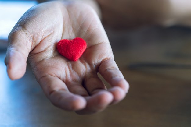 ancianos-manos-femeninas-dando-poco-corazon-rojo_33403-166.jpg