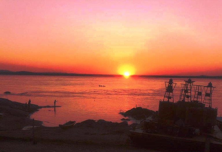 Los pescadores y el atardecer.jpg